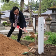 5月15日(日)山形県新庄市戸沢神社にて直木賞受賞記念植樹