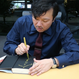 『塞王の楯』(集英社)サイン本作成&取材後の撮影の様子 写真2