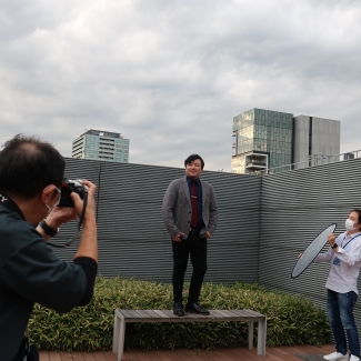 『塞王の楯』(集英社)サイン本作成&取材後の撮影の様子 写真4